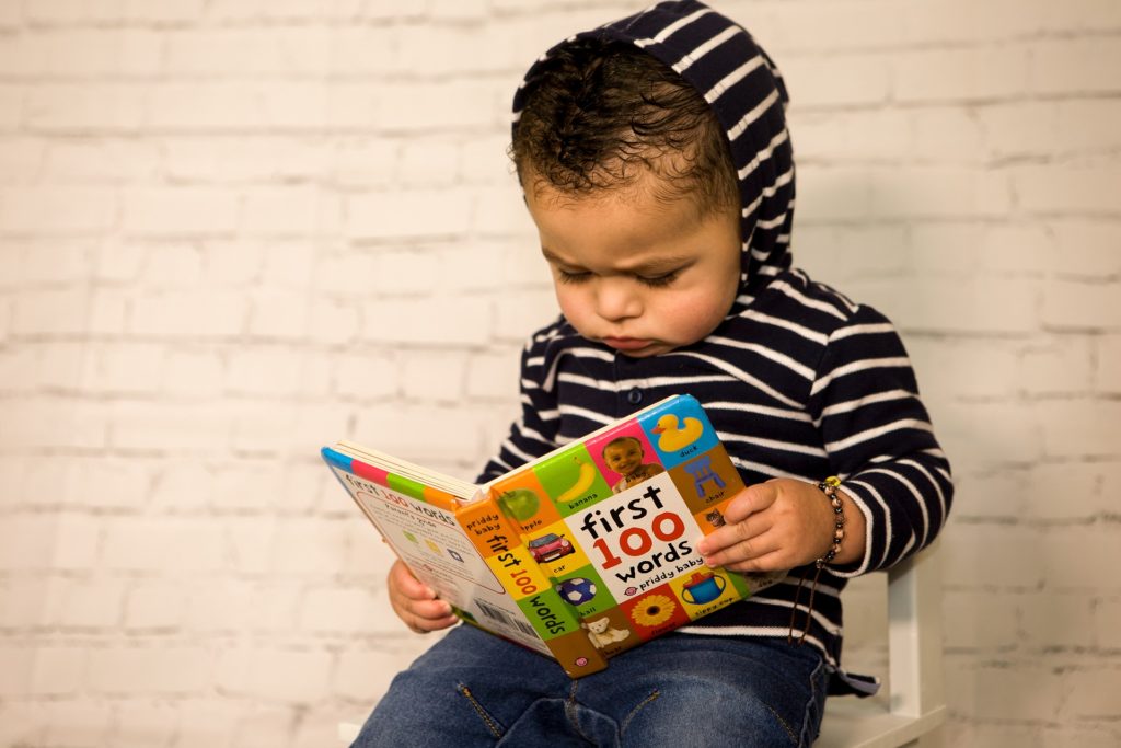 本を読む小さな男の子